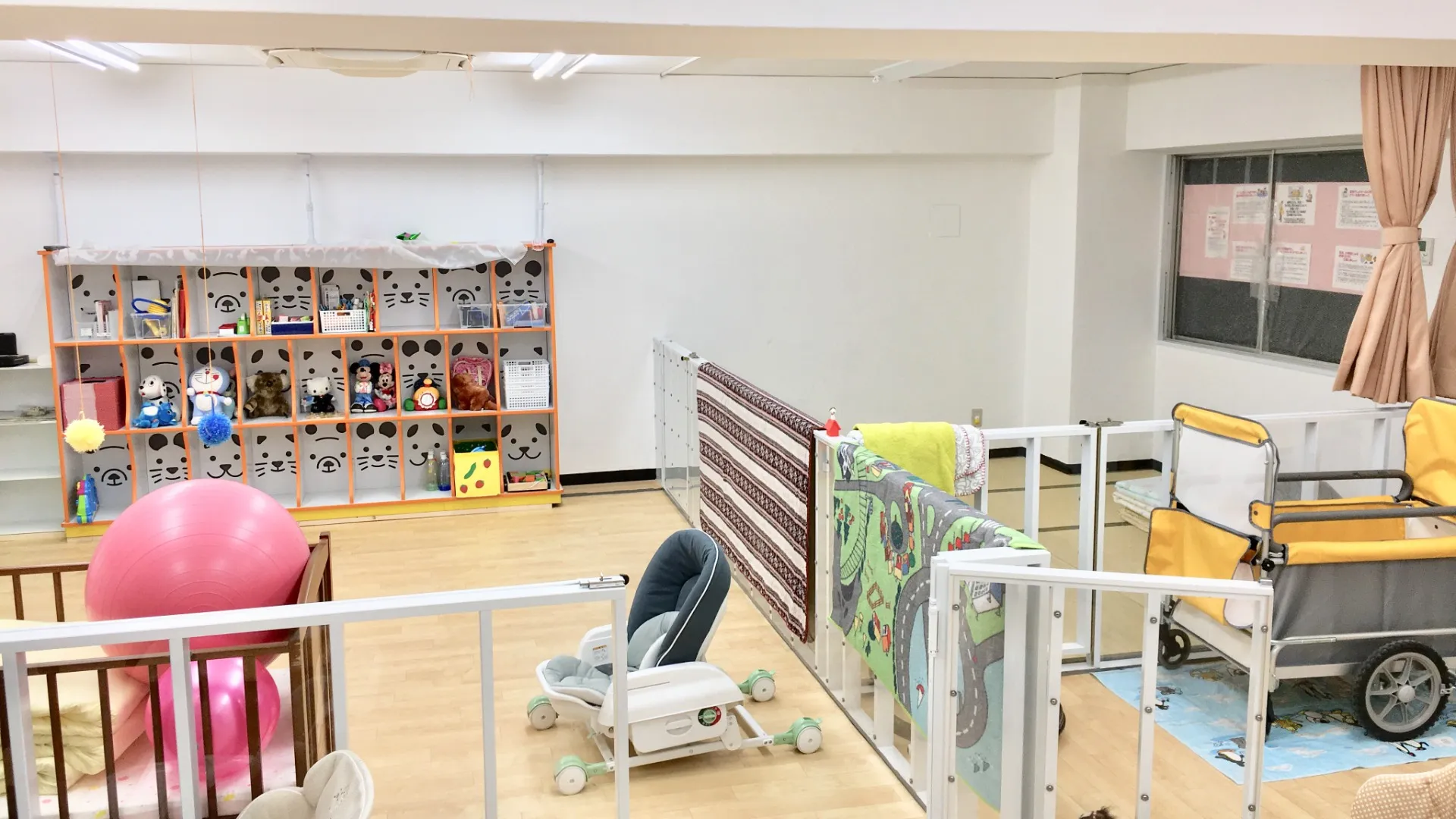 事業所内の保育園に預けて働けます。